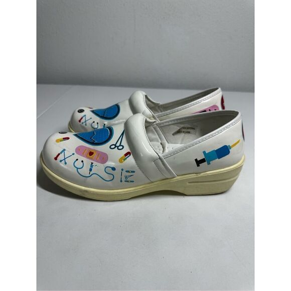Rasolli Tara Nurse Graphics First Aid Kit Print Clogs Women's 10 Skid Resistant - Picture 2 of 13